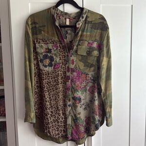 Pilcro floral camo button down blouse size SP
